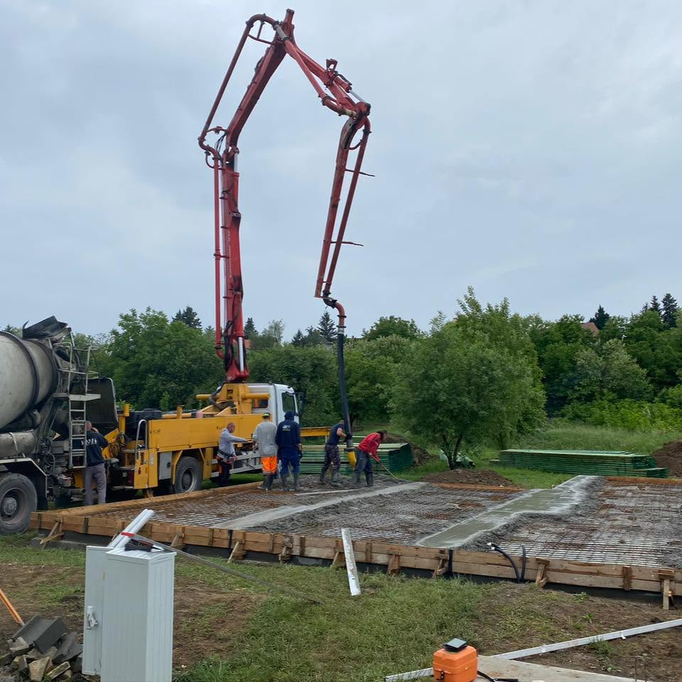 Betonpumpa és mixer egy családi ház alaplemezének betonozásánál